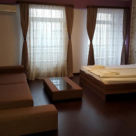 Sunlight Studio Apartment Орадя Экстерьер фото
