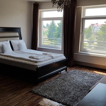 Sunlight Studio Apartment Орадя Экстерьер фото